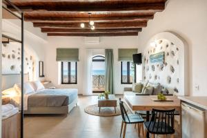 una camera con letto e scrivania di Superb apartmentS Kriaras sea view in Sfakia a Khóra Sfakíon