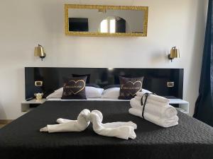 a bedroom with a bed with towels on it at B&B Emozione in Campobasso