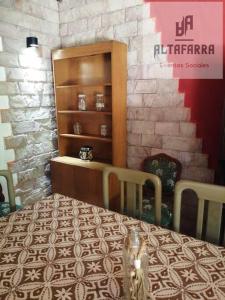 einen Tisch mit zwei Stühlen und einen Tisch mit einer Tischdecke darauf in der Unterkunft casa con piscina, alojamiento hasta 12 personas in Asunción
