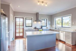 沃波尔Chirriger on Inlet I Private Properties的中间有一个白色大岛的厨房