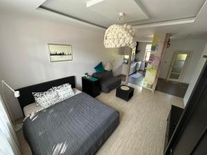 1 dormitorio con 1 cama y sala de estar en Studio apartment in private house, en Riga
