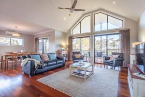 沃波尔Chirriger on Inlet I Private Properties的带沙发和桌子的客厅