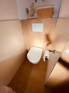 een kleine badkamer met een toilet in een kamer bij Villa Veic in Rogoznica