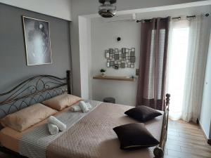 1 dormitorio con 1 cama con 2 almohadas en Beautiful panoramic apartment in Agia Fotia Sitia, en Agia Fotia