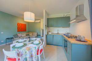 eine Küche und ein Wohnzimmer mit einem Tisch, einer Küche und einem Esszimmer in der Unterkunft Casa Lia - Happy Rentals in Desenzano del Garda