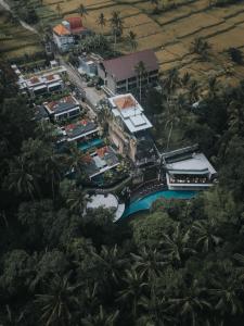 uma vista aérea de um resort com uma piscina em The Ning Resort Ubud em Ubud