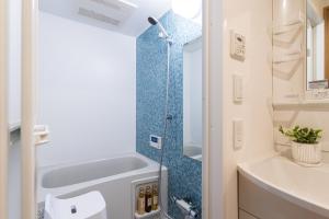 大阪市にあるホテルアビターレ難波ウェストのバスルーム(シャワー、トイレ、シンク付)