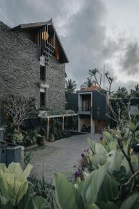 uma casa com um pátio com plantas em The Ning Resort Ubud em Ubud