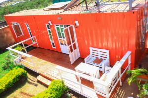The Red Container-Off Grid 발코니 또는 테라스