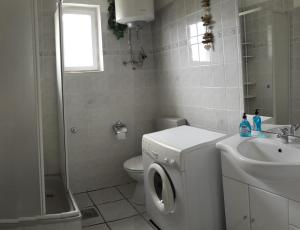 奧瑞比克的住宿－Casa Svjetlana，一间带洗衣机和水槽的浴室