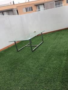 una mesa de ping pong en la parte superior de la hierba en Hermoso Duplex en Chorrillos, en Lima
