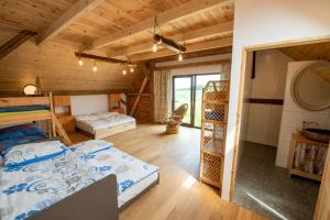 Agroturystyka BRYGADZIAKI في Charbielin: غرفة نوم بسريرين في غرفة ذات سقف خشبي