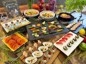 einen Tisch mit vielen verschiedenen Lebensmitteln in der Unterkunft Biei Shirogane Onsen Hotel Park Hills in Biei