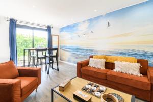 una sala de estar con un mural de playa en la pared en Landescape Océan, Lacs et Forêt. en Biscarrosse