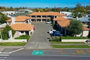 een luchtzicht op een woonwijk met huizen bij Harvest Lodge Motel in Havelock North