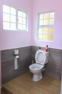 een badkamer met een toilet en een raam bij The Red Container-Off Grid in Ngong