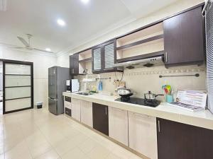 Η κουζίνα ή μικρή κουζίνα στο 239 S2 # U Homestay +20 φωτογραφίες