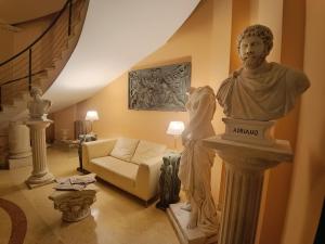 un soggiorno con statua e divano di Seccy Hotel Boutique Art & Museum a Fiumicino