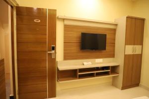 TV a/nebo společenská místnost v ubytování HOTEL PERFECT PLAZA