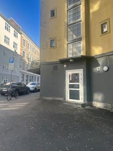 um edifício com uma porta ao lado de uma rua em 35m2 apartment in central oslo em Oslo