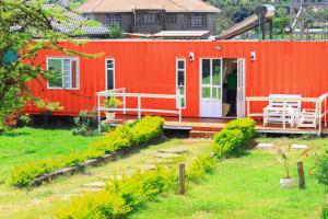 The Red Container-Off Grid 야외 정원