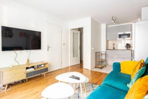 Telewizja i/lub zestaw kina domowego w obiekcie Cosy appart entre Paris et Disneyland