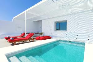 A piscina localizada em O Lofos Luxury Boutique Suites ou nos arredores
