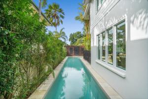 - une piscine en face d'une maison dans l'établissement Niyahs Escape, à Palm Cove