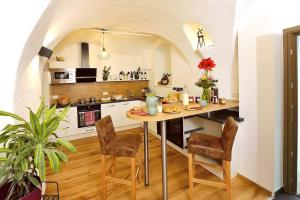 a kitchen with a table and chairs in a room at Ferienwohnung im Markt Irdning in Altirdning