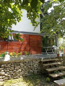 una casa construida en una pared de piedra con una escalera de piedra en Forest house, en Gabala