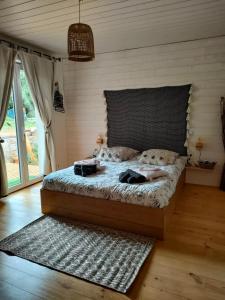 1 dormitorio con cama y ventana grande en OFILDLEAU, en Sillans-la Cascade