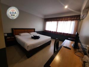 Postel nebo postele na pokoji v ubytování Ariya inn Chiangrai