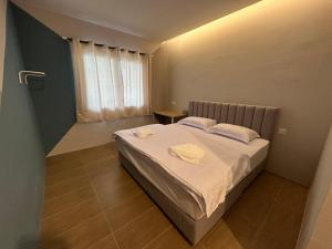 een slaapkamer met een bed met twee handdoeken erop bij A1 Hotel Sungai Petani in Sungai Petani