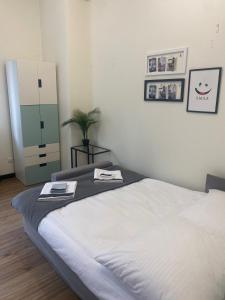 1 dormitorio con 1 cama grande con sábanas blancas en Apartament/kawalerka Dąbrowskiego 22 en Katowice