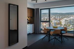 Nespecifikovaný výhled na hory nebo výhled na hory při pohledu z hotelu
