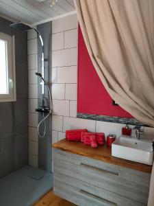 Koupelna v ubytování OFILDLEAU