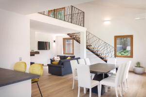 ein Wohnzimmer und ein Esszimmer mit einem Tisch und Stühlen in der Unterkunft Villa Fani-Wellness & Relax in Malcesine