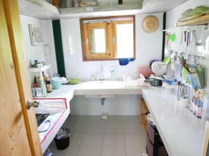 uma pequena cozinha com um lavatório e uma janela em Time Pala-U Garden Villa (Noncee House) em Ban Pa Lau
