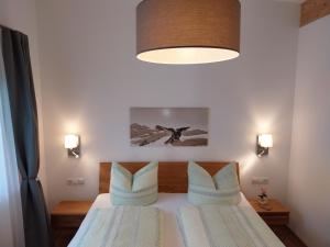 een slaapkamer met een bed met 2 kussens bij Apart Anna in Mayrhofen