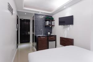 TV a/nebo společenská místnost v ubytování Nest Nano Suites Poblacion - Makati