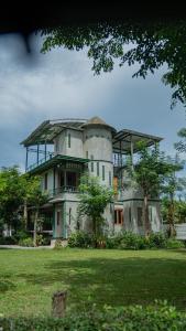 un grand bâtiment avec un toit dans l'établissement Time Pala-U Garden Villa (Noncee House), à Ban Pa Lau
