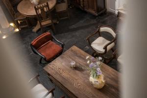 - une vue sur une table, des chaises et un vase fleuri dans l'établissement Casa Cavassa Centro Histórico Cusco, à Cusco