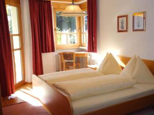 シュルンスにあるApparthaus Vonbankの窓付きの部屋にベッド付きのベッドルーム1室があります。