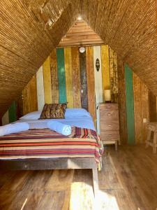 Schlafzimmer mit einem Bett mit Holzdecke in der Unterkunft Casa Caracola in Granada