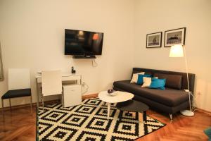 sala de estar con sofá y mesa en Contarini Luxury Rooms, en Split