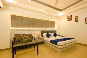 Postel nebo postele na pokoji v ubytování Hotel Krishna Deluxe-By RCG Hotels