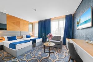 Postel nebo postele na pokoji v ubytování Sky Hotel + 37 fotografií