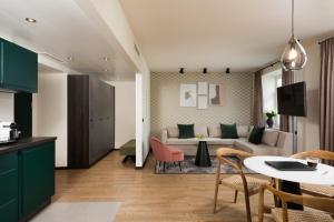 een woonkamer met een bank en een tafel bij master Mirabell in Salzburg