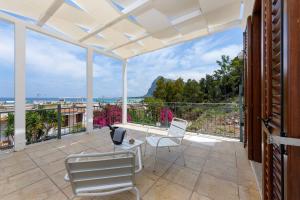 einen Balkon mit einem Tisch und Stühlen sowie Meerblick in der Unterkunft Albergo Auralba in San Vito lo Capo