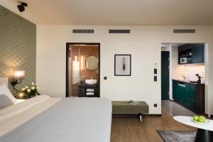 1 dormitorio con 1 cama grande y baño en master Mirabell en Salzburgo